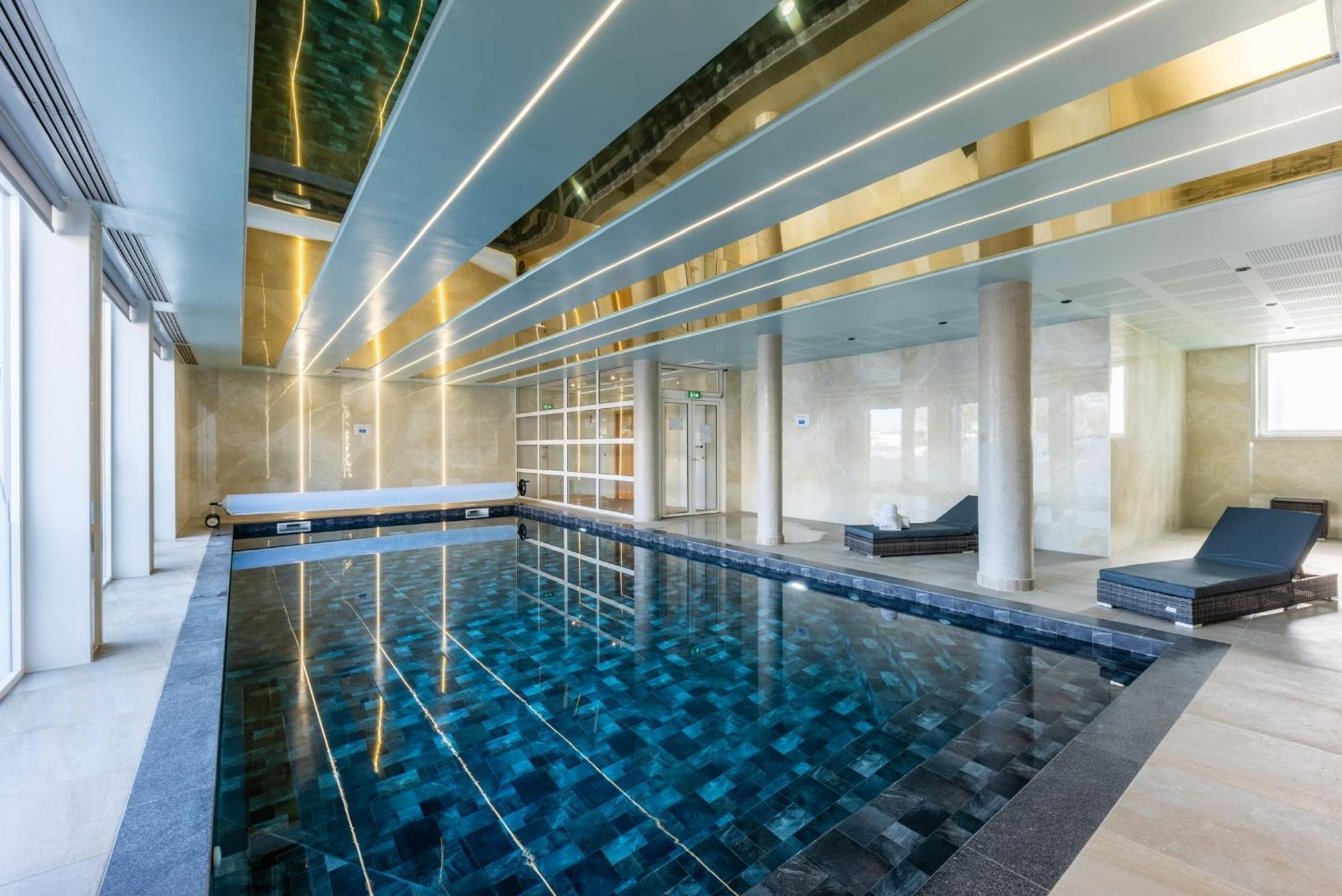 Brit Hotel Privilege Paris רוסני-סו-בואה מראה חיצוני תמונה