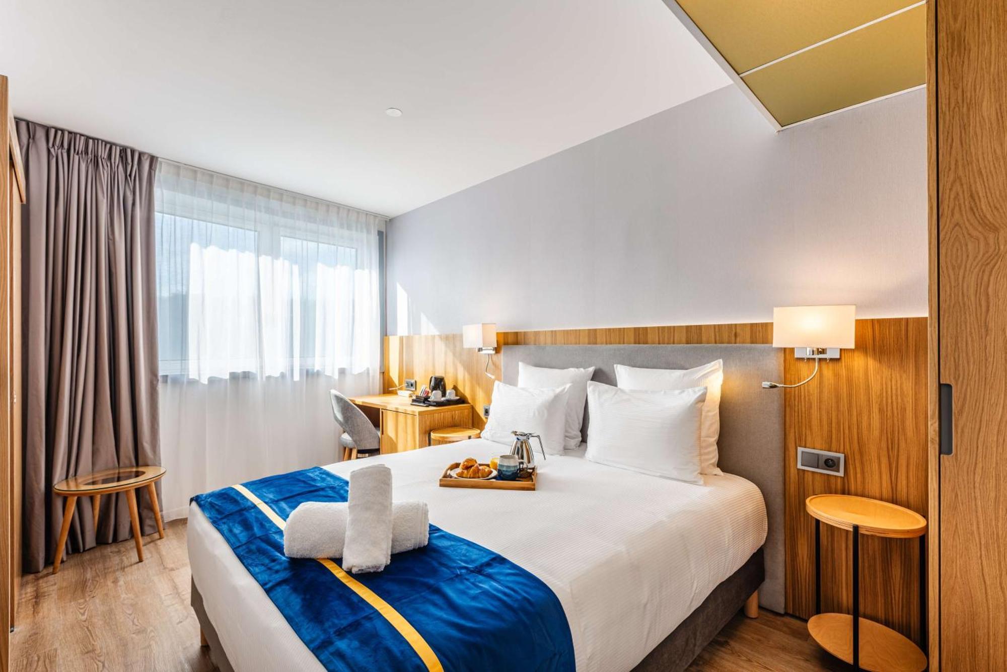 Brit Hotel Privilege Paris רוסני-סו-בואה מראה חיצוני תמונה