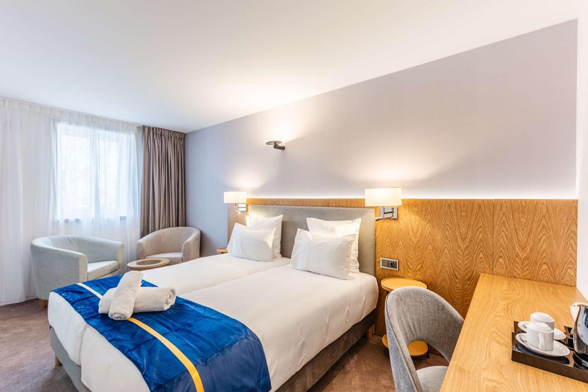 Brit Hotel Privilege Paris רוסני-סו-בואה מראה חיצוני תמונה