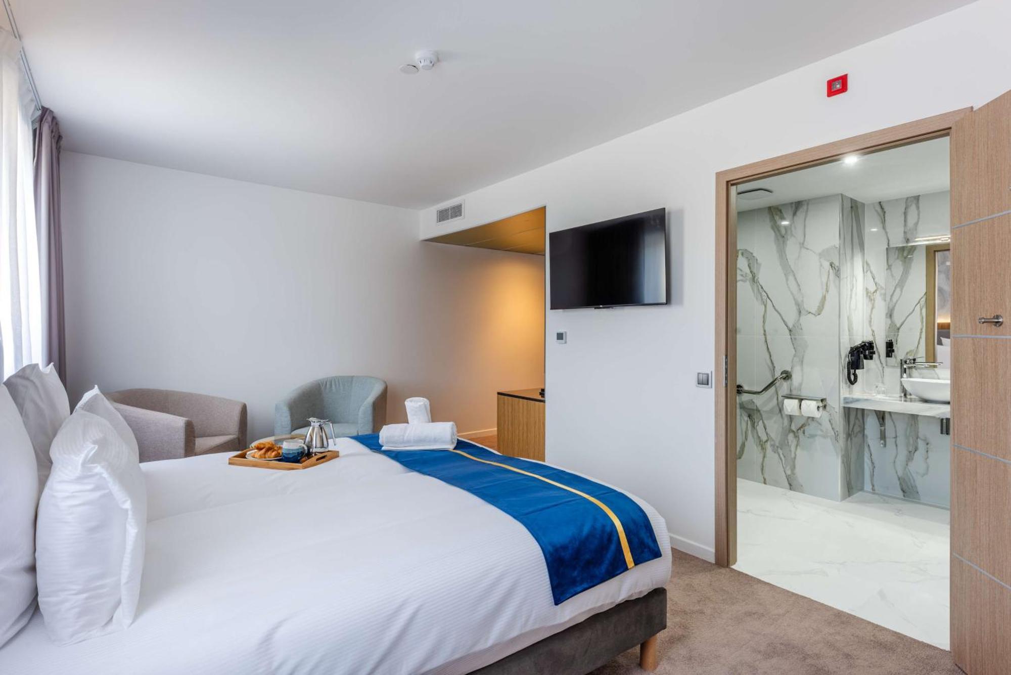 Brit Hotel Privilege Paris רוסני-סו-בואה מראה חיצוני תמונה