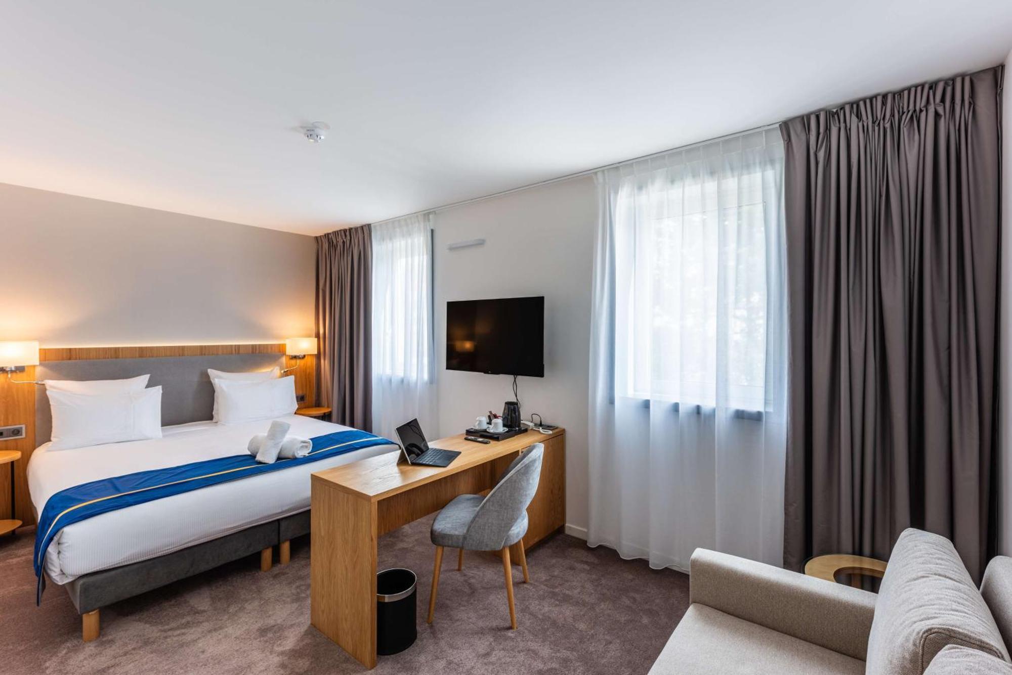 Brit Hotel Privilege Paris רוסני-סו-בואה מראה חיצוני תמונה