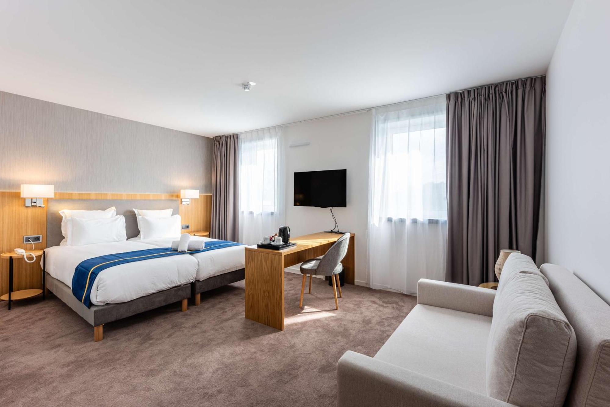 Brit Hotel Privilege Paris רוסני-סו-בואה מראה חיצוני תמונה
