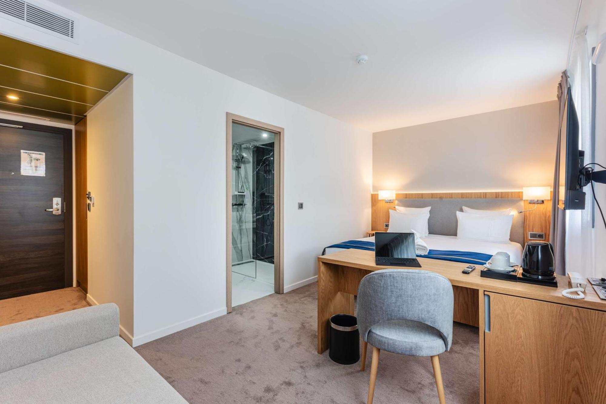 Brit Hotel Privilege Paris רוסני-סו-בואה מראה חיצוני תמונה