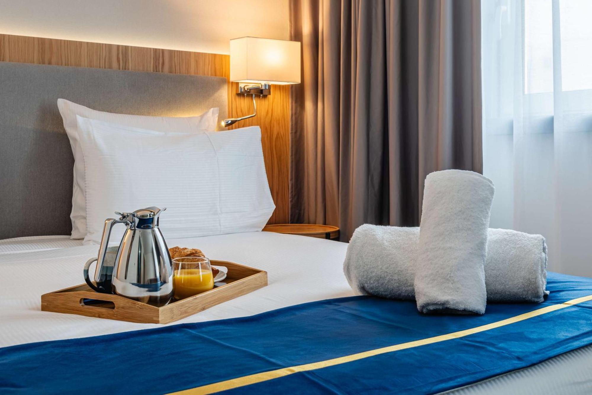 Brit Hotel Privilege Paris רוסני-סו-בואה מראה חיצוני תמונה