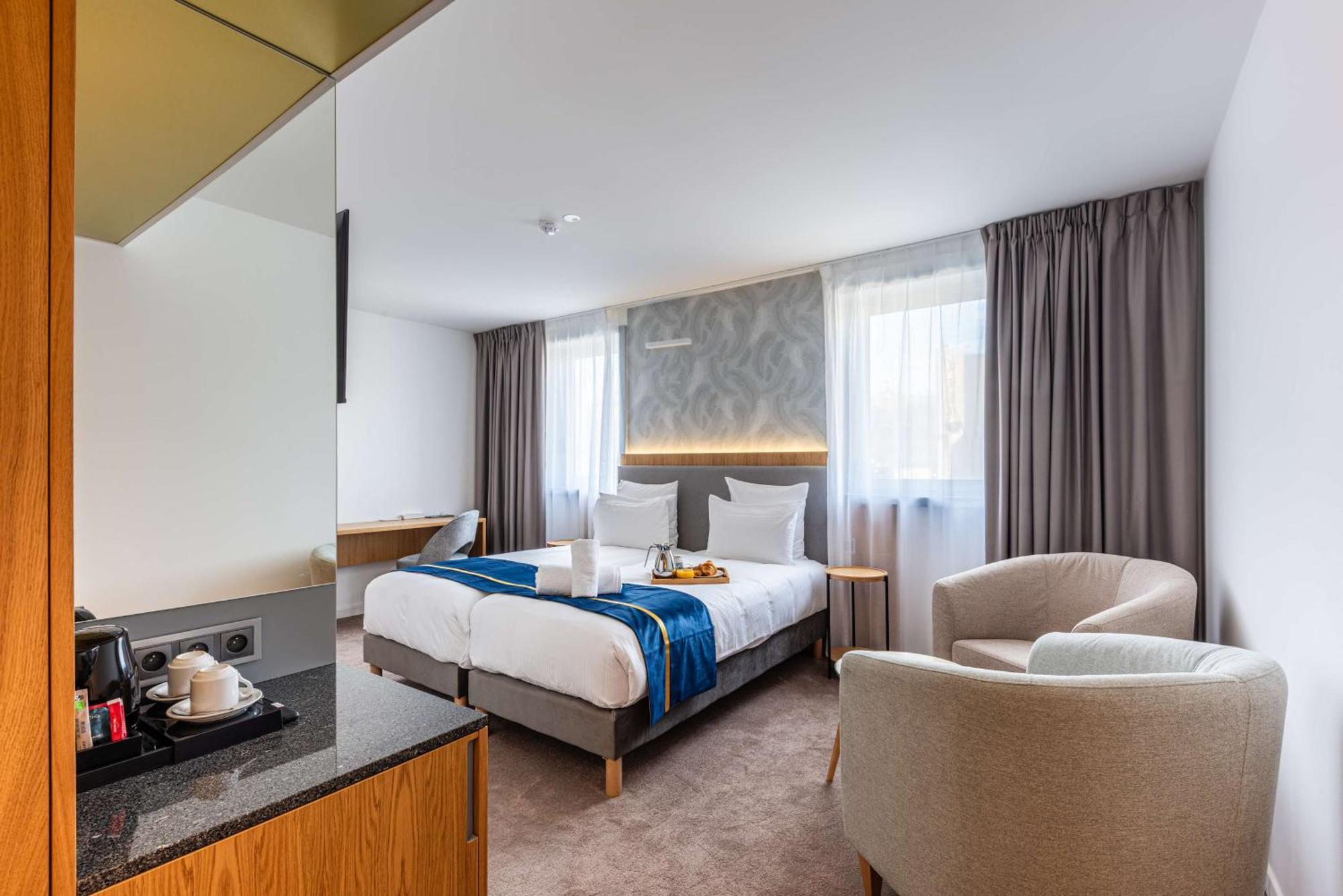 Brit Hotel Privilege Paris רוסני-סו-בואה מראה חיצוני תמונה